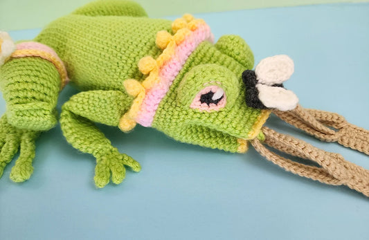 A FLY-CATCHING FROG BAG!