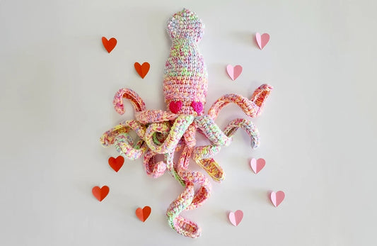 MAKE HUBBLE WITH HEART EYES FOR VALENTINE’S DAY: QUICK, EASY & LOW-SEW | DIY AMIGURUMI GIFT